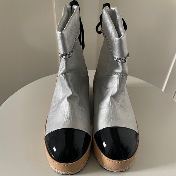 NWT CHANEL Metallic Silver Leather CC Cap Toe Ankle Slip-On Boots - Picture 8 of 9